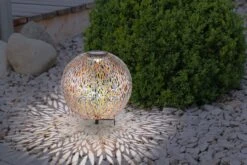 LED Solarleuchte Kugel Aus Metall Mit Dekorstanzungen Silbergrau Antik - Goldfarbend 270mm Von Globo -Leuchten Verkauf 33627 am night