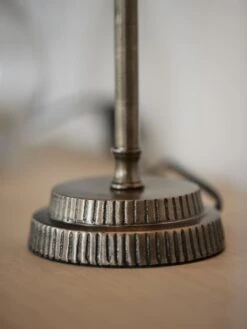 PR Home Kent Schmale Fensterbank Tischlampe Antik Messing Textilschirm Weiß E27 58x20x20cm 7 PR Home Kent Schmale Fensterbank Tischlampe Antik Messing Textilschirm Weiß E27 58x20x20cm -Leuchten Verkauf pr home fensterbank tischlampe kent 71011 2m